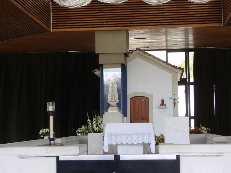 2008/03(March)/AroundTheWorld/Lisbon/800x600_different view of altar and marker.jpg